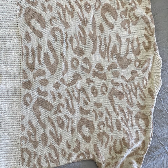 🍓Like New! Neutral Leopard Print Sweater - Picture 4 of 6